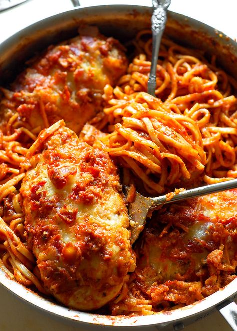 Chicken Spaghetti in Homemade Italian Tomato Sauce Homemade Italian Tomato Sauce, Homemade Italian Spaghetti Sauce, Parmesan Crusted Chicken Breast, Italian Spaghetti Sauce, Baked Mozzarella, Baked Chicken Breasts, Italian Spaghetti, Italian Tomato Sauce, Chicken Spaghetti Recipes