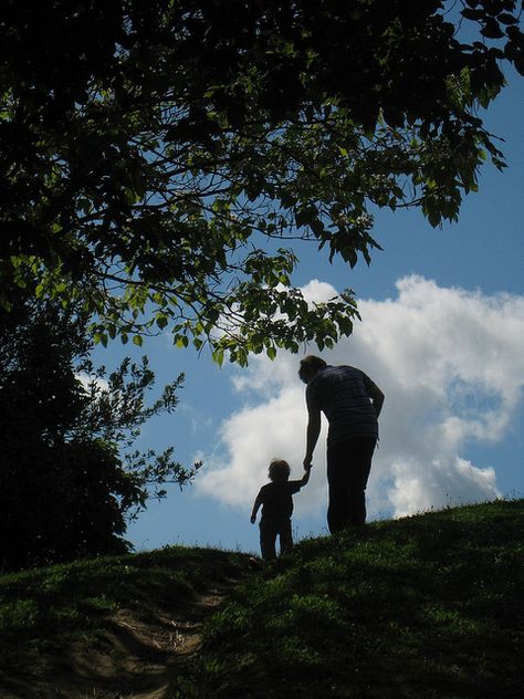 family Father With Son, Dad With Baby, Son And Dad, Cloud Gazing, Baby Hiking, Boy Pics, Good Father, Cute Pose, Dad And Son