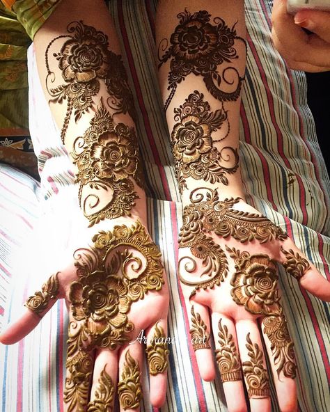 Gulf design layout /💋❤️❤️ Dubai style Dubai Mehendi Designs, Mehndi Designs Finger, Easy Mehndi Designs, Khafif Mehndi Design, Mehndi Designs 2018, Bridal Mehendi Designs Hands, Rose Mehndi Designs, Mehndi Design Pictures, Modern Mehndi Designs