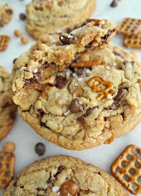 Kitchen Sink Cookies Panera, Panera Recipes, Panera Copycat, Sink Cookies, Cookie Ingredients, Toffee Crunch, Kitchen Sink Cookies, Panera Bread, Gourmet Cookies