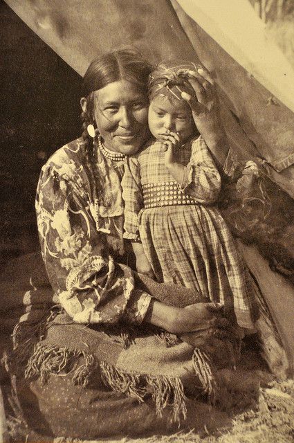 +~+~ Antique Photograph ~+~+   Beautiful picture of loving Mother and Child. Native Women, Wilde Westen, Native American Photos, Vintage Cabinet, Native American Peoples, Indian Woman, Native American Heritage, Cabinet Card, Native American Tribes