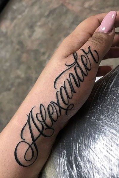 25 Cool Hand Tattoos For Those Who Love Ink - The Trend Spotter Tato Grunge, Tato Geisha, Tato Nama, Name Tattoo On Hand, Simbolos Tattoo, Font Tato, Side Hand Tattoos, Tato Jari, Tattoo Fonts Cursive