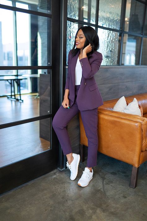 Business Casual With Sneakers Women, Purple Pants Outfit, Business Casual Sneakers, Stylish Sneakers Women, Sneakers Outfit Work, Office Fits, Suits And Sneakers, Purple Suit, Prom Outfit