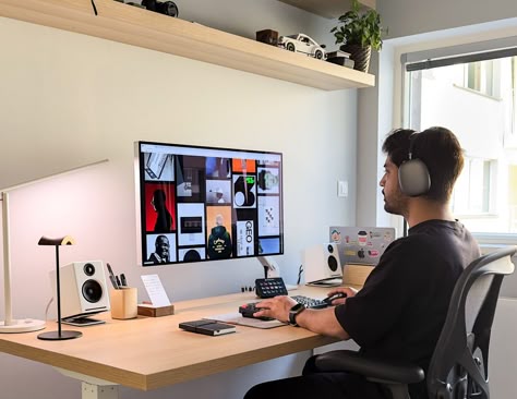 Minimal and Functional Workspace of a Creative Director Flashcard App, Small Room Interior, Minimal Desk, Spaced Repetition, Appreciate Everything, Dream Desk, Computer Desk Setup, Desk Setups, Home Studio Setup