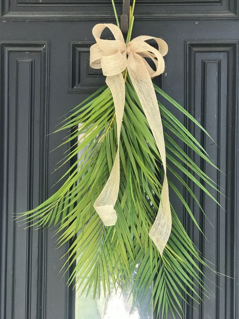 Passover Door Decorations, Palm Sunday Church Decorations Ideas, Palm Branches Craft, Palm Sunday Flower Arrangements Church, Palm Leaf Decorations, Palm Sunday Church Decor, Palm Sunday Arrangements, Easter Church Decorations Ideas, Palm Sunday Dinner Ideas