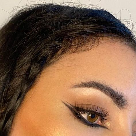 ELEONORA STRIZZI on Instagram: "Reverse cat eye 🐱" Reverse Eyeliner Make Up, Reverse Cat Eye Eyeliner, Reverse Liner, Undereye Liner, Under Eye Eyeliner, Reverse Cat Eye Makeup, Reverse Eyeliner, Eyeliner Under Eye, Eyeliner Brown Eyes