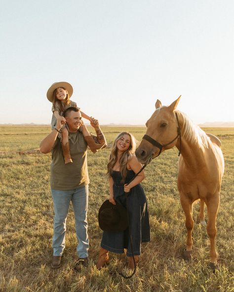 You don’t need to be a horse expert to take photos with a horse 🐴🤍 let’s talk about adding a horse to your next session with me ✨ VA family photographer | Aldie family photographer | Leesburg family photographer| Ashburn family photographer | Virginia family photographer | Sterling family photographer | DMV family photographer | NOVA family photographer | Loudoun County family photographer | Fairfax family photographer | Arlington family photographer | Bluemont family photographer | Chantill... Western Family Pictures With Kids, Horse Pasture Shelter, Fall Western Family Photos, Western Family Photos, Pasture Shelter, Western Family, Horse Pasture, A Horse, Family Photographer