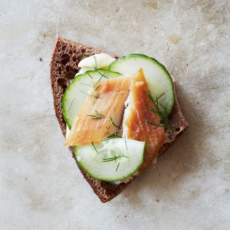 Salmon Cucumber, Toasted Crostini, Crostini Recipes, Scandinavian Food, Cucumber Recipes, Think Food, Savory Breakfast, Party Foods, Toast Recipes