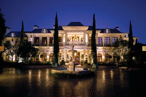 dubbed “Le Belvedere” sits on a little over 2 acres, has over 48,000 square feet and is priced at $85,000,000. Bel Air Mansion, American Mansions, Arsitektur Masjid, Dream Mansion, Mega Mansions, Expensive Houses, Mansions Luxury, Hus Inspiration, Mediterranean Homes