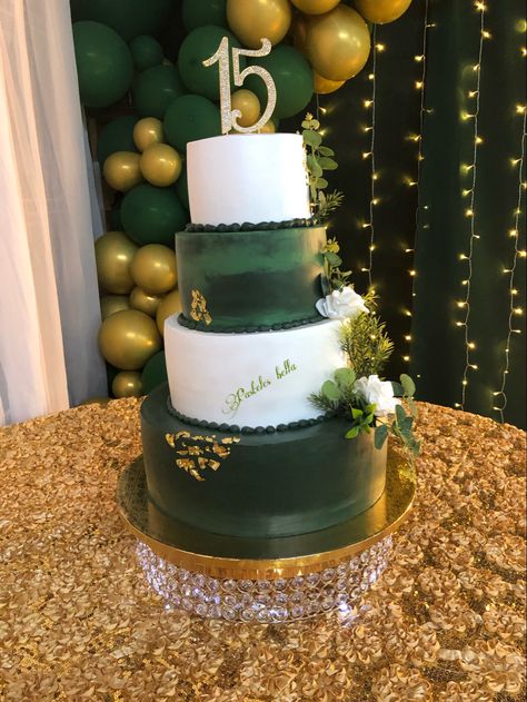 Emerald Cake Ideas, Emerald Green Quinceanera Theme, Quinceañera Decor, Green Quinceanera Theme, Quince Cakes, Green Quinceanera, Quince Cake, Sneaker Ball, Princesa Tiana