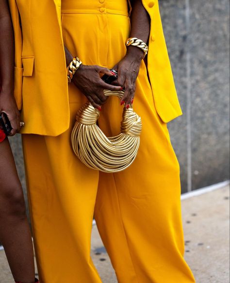 karyastreetstyle instagram, statement purse, gold purse Gold Purse Outfit, 20th Bday, Gold Clutch Purse, Statement Purse, Apricot Clothing, Purse Outfit, Statement Clutch, Gold Purse, Gold Clutch