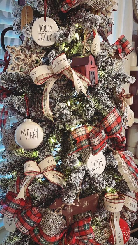 Christmas Living Room Ideas, Christmas Tree Decorations Ribbon, Living Room Ideas Cozy, Country Christmas Trees, Room Ideas Cozy, Christmas Tree Decorating Themes, Plaid Christmas Decor, Christmas Living Room, Tree Themes