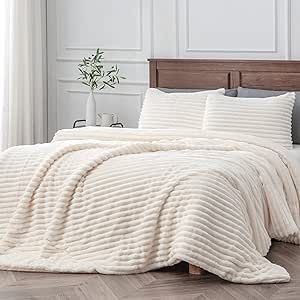 White Fluffy Bedding, Bedding Luxury, Fluffy Comforter, Fluffy Bedding, Twin Comforter Sets, Bed Comforter Sets, Twin Comforter, King Comforter Sets, Queen Comforter Sets