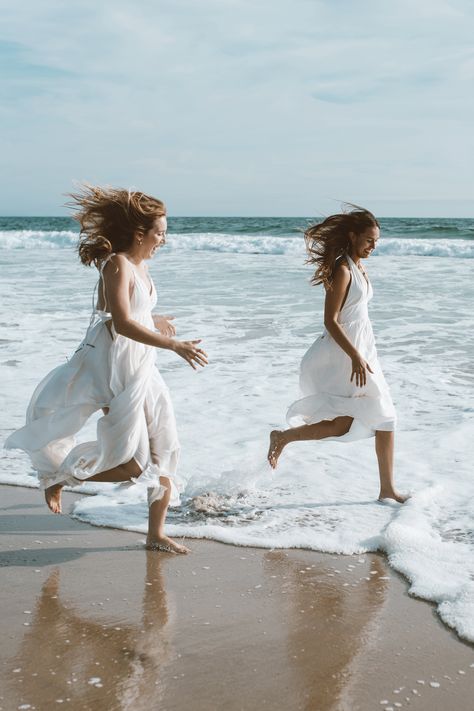 White Dress Beach Photoshoot Friends, Sisters Beach Photoshoot, Sister Beach Photoshoot, Family Beach Shoot, Beach Friends Photoshoot, Two Models Photoshoot, Friend Beach Photoshoot, Sister Beach Pictures, Bachelorette Beach Weekend