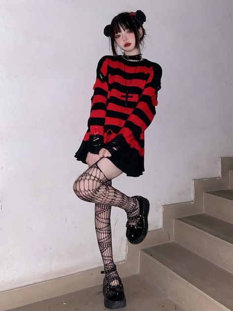 Cute Rock Outfits Grunge, Grunge Outfits Asian, Asian Goth Outfits, Korean Rock Outfit, Asian Alt Fashion, Grunge Korean Outfits, Korean Alt Fashion, Korean Dark Outfit, Korean Goth Fashion