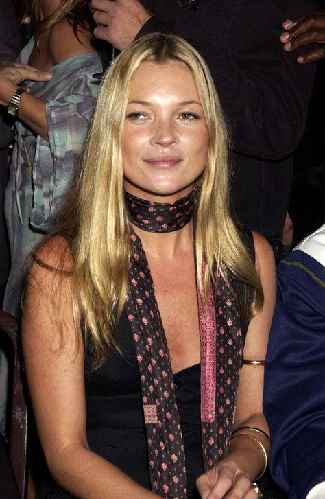 How to Tie a Scarf Like Kate Moss Juan Diego Botto, Justin Campbell, American Apparel Ad, Disco Leggings, Kate Moss Style, Tie A Scarf, Estilo Indie, 00s Fashion, Scarf Outfit