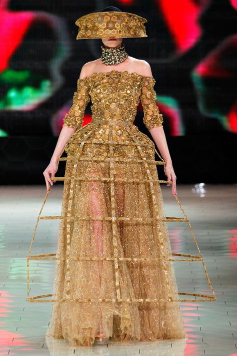 This is a modern take on the cage crinoline. This is from the Alexander McQueen SS 2013 show. It is interesting here that the cage is worn on the outside of the garment. We see the open neckline which is typical of the era's evening wear too. Mcqueen Couture, Best Gowns, Gaun Fashion, Mcqueen Fashion, Hoop Skirt, Moda Paris, Fashion Week Runway, Fashion Weeks, Vogue Paris