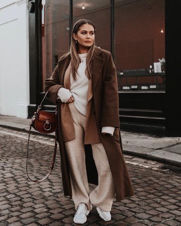 Long Brown Wool Coat, Dark Brown Coat Outfit Winter, Dark Brown Trench Coat Outfit, Long Brown Coat Outfit, Brown Coat Outfit Winter, Dark Brown Coat Outfit, Brown Long Coat Outfit, Dark Brown Outfit, Beige Trousers Outfit