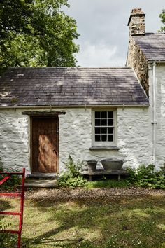 Welsh Cottage, English Country Cottages, Classic Kitchen Design, Stone Cottages, Inglenook Fireplace, Irish Cottage, Cottage Renovation, Colonial Design, Cottage Exterior