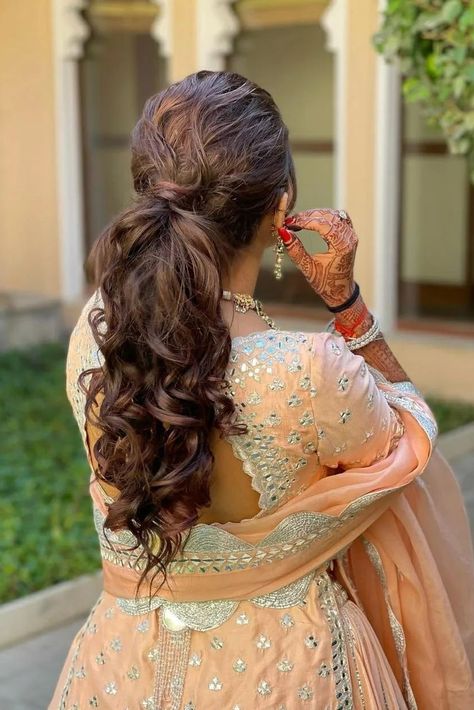 Hair Styles For Medium Length Indian, Pony Hairstyle For Short Hair, Poni Hairstyle For Wedding, Hair Style For Lehenga Party, Indian Wedding Hairstyles For Short Hair Shoulder Length, Short Hairstyle Women For Party, Curly Pony Hairstyles, Indian Hairstyles For Medium Length Hair, Messy Ponytail Hairstyles Indian