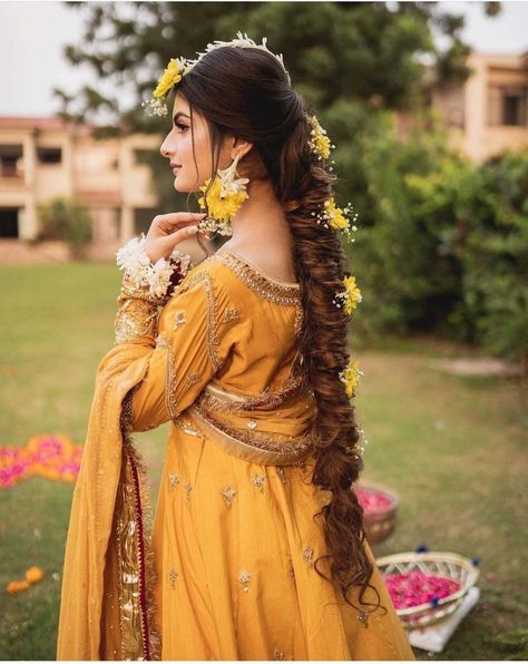 Pakistani Bridal Hairstyles, Mehndi Hairstyles, Wedding Makeover, Pakistani Mehndi, Indian Bridesmaid Dresses, Bridal Makeup Images, Bridal Hairdo, Bride Photography Poses, Beautiful Hairstyle