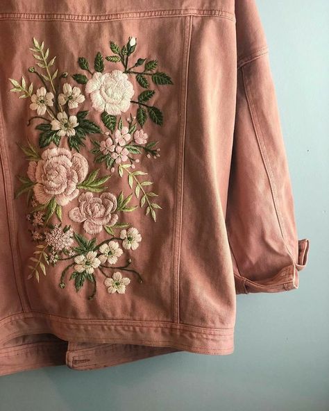 Rose Jeans, Upcycle Clothes Diy, Jean Jacket Outfits, Pola Sulam, Embroidery On Clothes, 자수 디자인, Upcycled Fashion, Embroidered Clothes, Embroidered Jacket