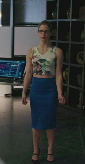 Felicity Smoak Outfits, Emily Rickards, Women Characters, Arrow Felicity, Emily B, Felicity Smoak, Emily Bett Rickards, Cute Dress Outfits, Melissa Benoist