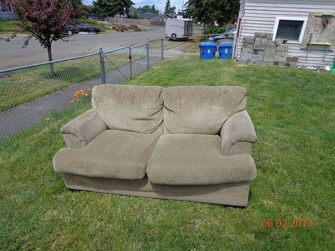 Click through to see how they turned this old couch into  a summery outdoor sofa. It's pretty impressive! Rustic Outdoor Seating, Furniture Repurposing, Repurpose Furniture, Rustic Fire Pits, Modern Fire Pit, Fire Pit Cover, Old Sofa, Outdoor Couch, Outdoor Seat