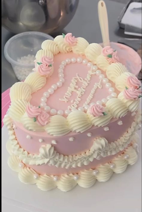 Pretty Cakes For Women Birthdays, 19 Bday, Bolo Vintage, Vintage Birthday Cakes, Cake Hacks, Heart Cakes, Pink Birthday Cakes, Mini Cakes Birthday, Heart Shaped Cakes