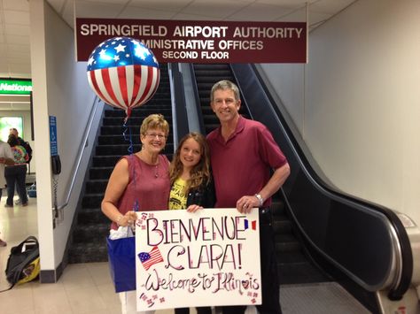 This Welcome poster for Clara from France was made by the host family's last exchange student, Claudia from Italy. How awesome is that? Try this with your current exchange student if you are a multiple-time host family, or plan on hosting again next year! Welcome Poster Airport Foreign Exchange Student, Welcome Sign For Foreign Exchange Student, Welcome To The Usa Sign Airport, Welcome Signs For Exchange Students, Airport Welcome Signs Exchange Student, Welcome To Usa Sign Airport, Foreign Exchange Student Welcome Sign, Exchange Student Welcome Sign, Host Family Gifts