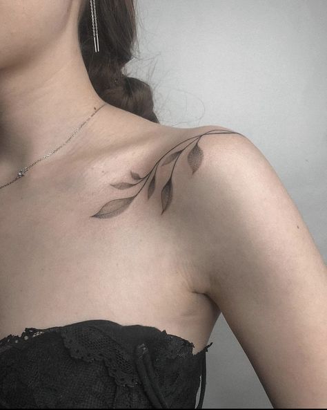 Vines Tattoo Collar Bone, Collar Bone Tattoo Plants, Dragonfly On Collar Bone Tattoo, Outer Collar Bone Tattoo, Colar Bone Tattoo Cute, Small Shoulder Collar Bone Tattoo For Women, Vines Collar Bone Tattoo, Tattoo Under Clavicle, Vine Tattoo On Collar Bone