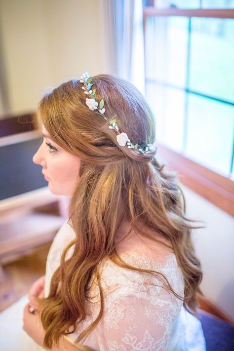 Dainty Flower Crown and Half-Up Hairstyle Bridal Hair Half Up, Finger Wave Hair, Wedge Hairstyles, Prom Hair Updo, Flower Crown Hairstyle, Veil Hairstyles, Flower Crown Wedding, Hair Styles 2017, Wedding Hair Flowers