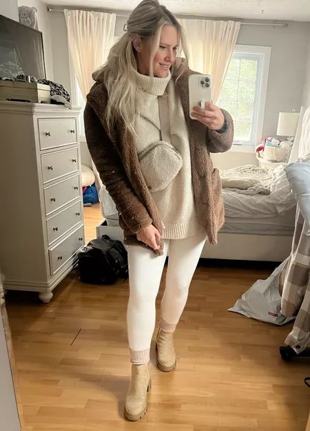 Sherpa Bag Outfit, Sherpa Belt Bag Outfit, Everywhere Fleece Belt Bag, Sherpa Belt Bag, Belt Bag Outfit, Cream Leggings, Lululemon Outfits, Bag Outfit, Steve Madden Boots