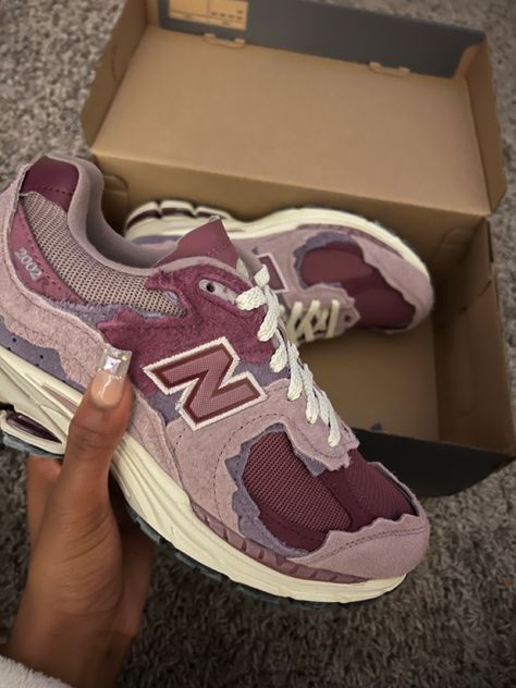 Pretty Sneakers, New Balance 2002r, Trendy Shoes Sneakers, Pretty Shoes Sneakers, Kicks Shoes, Shoes Outfit Fashion, Best Shoes For Men, Cute Nike Shoes, Fresh Shoes