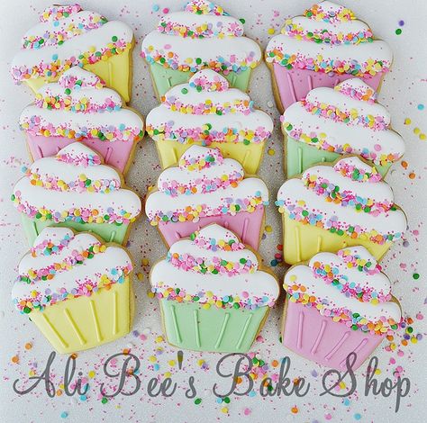 Sprinkles!! **Explore** by Ali Bee's Bake Shop, via Flickr Cupcakes Decorados, Sugar Cookie Designs, Pretty Cookies, Fancy Cookies, Creative Cookies, Cookie Icing, Beautiful Cookies, Cookie Inspiration, Iced Cookies