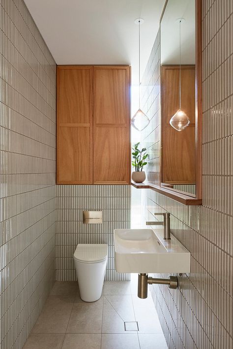 Warton Residence: A Grand Revival of a 1960s Beach House 70s Beach House Interior Design, Small Bathroom Ideas Wood, Mid Century Toilet, 60s Beach House, Mid Century Modern Toilet, Small Mid Century Bathroom, Small Mid Century House, 1960 Bathroom, Mid Century Powder Room