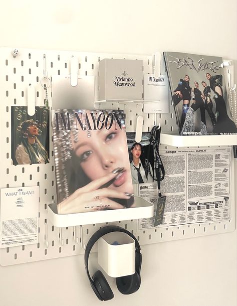 dreamcatcher twice itzy aespa nayeon vivienne westwood Peg Board Decor Ideas, Pegboard Desk Aesthetic, Peg Board Desk Ideas, Kpop Peg Board Ideas, Room Layout Bedroom With Desk, Ikea Board Aesthetic, K-pop Pegboard, Kpop Ikea Pegboard, Peg Board Decor