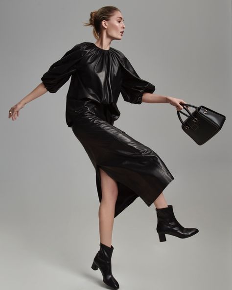 Nadja Bender ELLE Alemanha Andreas Ortner Fashion Editorial Editorial Fashion Photoshoot, Bag Model Photography, Bag Poses, Nadja Bender, Weird Poses, Bag Shoot, Vogue Poses, Photography Concepts, Poses Modelo