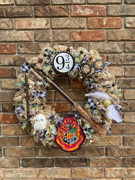 Harry Potter Door Wreath, Harry Potter Wreath Ideas, Harry Potter Christmas Wreath, Harry Potter Wreath Diy, Harry Potter Theme Christmas, Harry Potter Wreath, Harry Potter Door, Hp Christmas, Christmas Reef