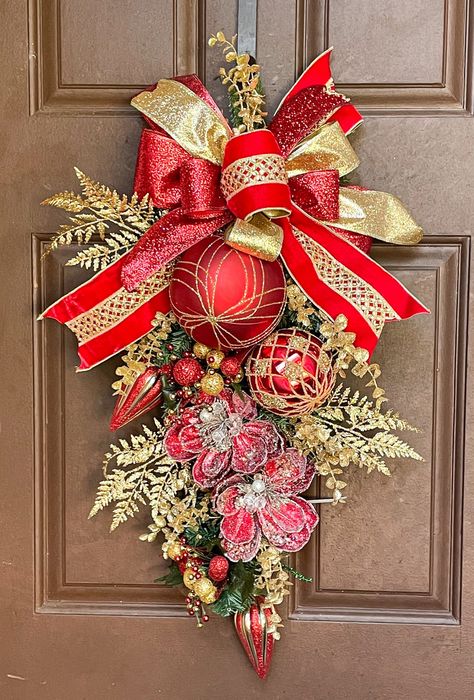 Gold Christmas Wreath, Christmas Door Decorating Contest, Red And Gold Christmas, Swag Christmas, Winter Wreath Diy, Teardrop Swag, Christmas Flower Arrangements, Christmas Swag, Christmas Mesh Wreaths