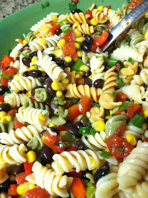 Black Bean & Corn Pasta Salad Recipe...I love cold salads for lunch this time of year :) Enjoy! Corn Pasta Salad, Traditional Pasta, Corn Pasta, Black Bean Corn, Resep Salad, Bean Pasta, Salad Pasta, Cold Pasta, Cold Salad