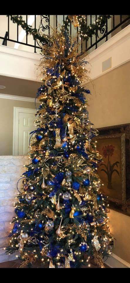 decor natalino!!! Blue Christmas Tree Decorations, Amazing Christmas Trees, Trending Christmas, Best Christmas Tree, Christmas Tree Decorating Ideas, Tree Decorating Ideas, Blue Christmas Decor, Christmas Tree Decorating, Elegant Christmas Trees