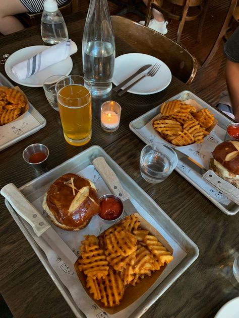 Pretzel bun burgers + waffle fries | food, foodporn, food inspiration, lunch, dinner, brunch, foodinspo, yummy, nyc eats, nyc travel, nyc food, burgers, fries Nyc Lunch, Christmas Nyc, Nyc Eats, Travel Nyc, Pretzel Bun, New York City Vacation, Waffle Fries, Nyc Christmas, Nyc Travel