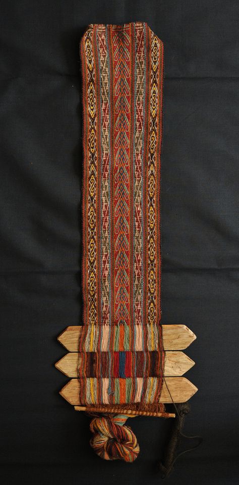 Peruvian Textiles, Inkle Weaving, Inkle Loom, Card Weaving, Tablet Weaving, Diy Weaving, Weaving Textiles, Weaving Projects, Weaving Patterns