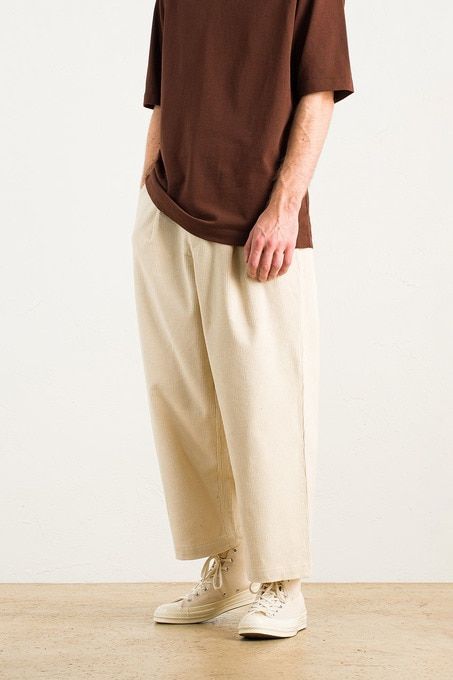 Pant Shorts Outfit, Shorts Outfit Men, Cord Pants, Minimalist Fashion Men, Mens Shorts Outfits, Pants Outfit Men, Mens Trendy Outfits, Street Style Outfits Men, Mens Outfit Inspiration