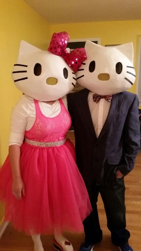 Hello Kitty Couple Costume, Hello Kitty Dress Up, Halloween Costumes Hello Kitty, Hello Kitty Promposal, Hello Kitty Suit, Sanrio Halloween Costume, Hello Kitty Mamadisima, Hello Kitty Halloween Costume, Watermelon Costume