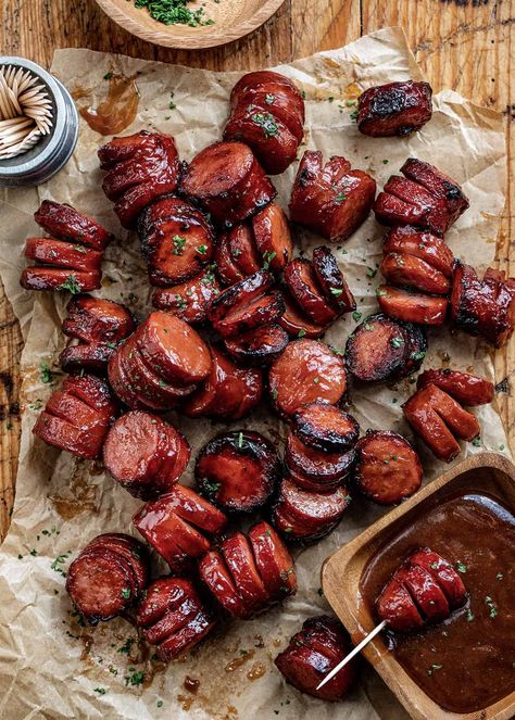 Best Easy Party Food, Tailgate Food On Blackstone, Meat Party Food, Hasselback Kielbasa Bites, Cheese And Sausage Tray Ideas, Blackstone Kielbasa, Blackstone Sausage, Hasselback Kielbasa, Sabbath Dinner