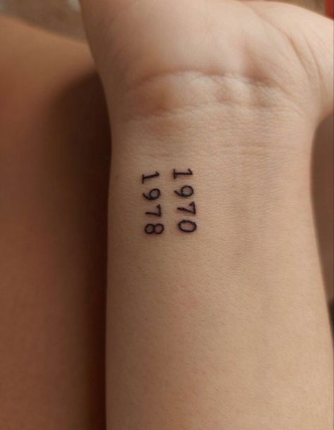 Digit Tattoo, Parents Birth Year Tattoo, Tattoos For Your Parents, Delicate Tatoos, Tattoo Pulso, Petite Tattoos, Wrist Tattoos For Women, Stylist Tattoos, Classy Tattoos