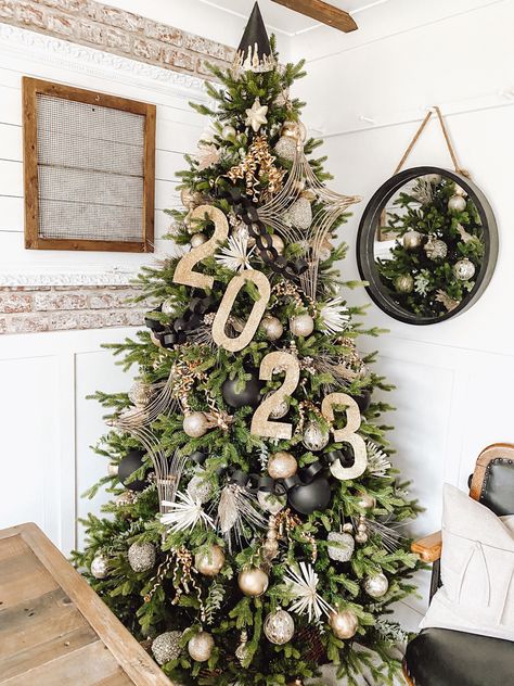 New Years Easy Decorations, New Year’s Eve Tree Decor, New Year’s Eve Garland, New Year’s Party Decoration Ideas, New Years Backyard Party, Nye Tree Decorations, New Years Eve Tree Ideas, New Years Eve Christmas Tree, New Year’s Eve House Party Decor