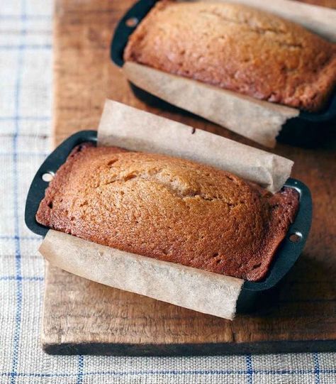 Applesauce Bread Recipe (This applesauce bread recipe is quick, easy, and oh so autumnal.) Applesauce Bread Recipe, No Sugar Banana Bread, Banana Bread With Applesauce, Loaf Breads, Applesauce Bread, Autumn Baking, Homemade Applesauce, Apple Bread, Bread Recipes Sweet